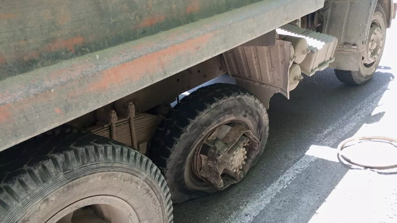 На Кубани отлетевшее от КамАЗа колесо сбило двух пешеходов