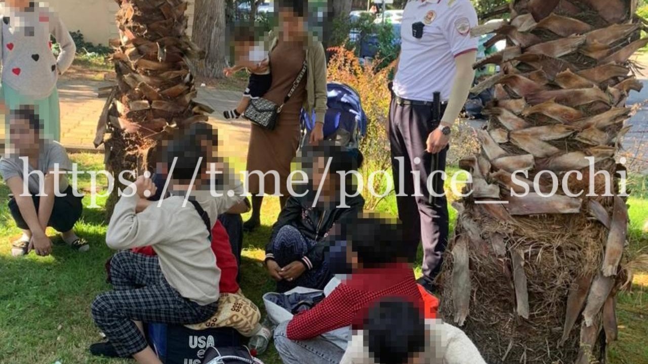 В центре Сочи обнаружили 11 детей, спящих на улице под пальмами