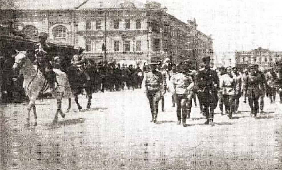 Деникин и Врангель на параде в Царицыне, 1919 год